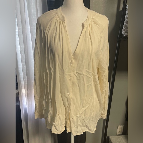 New Old Navy Cream Colored Blouse. Size Large - Picture 1 of 4